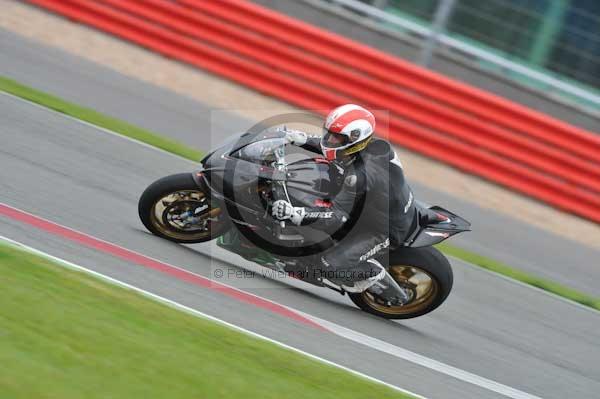 Motorcycle action photographs;Silverstone circuit;Silverstone photographs;Trackday digital images;event digital images;eventdigitalimages;no limits trackday;peter wileman photography;rockingham towcester northamptonshire;trackday;trackday photos