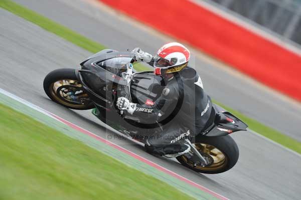 Motorcycle action photographs;Silverstone circuit;Silverstone photographs;Trackday digital images;event digital images;eventdigitalimages;no limits trackday;peter wileman photography;rockingham towcester northamptonshire;trackday;trackday photos