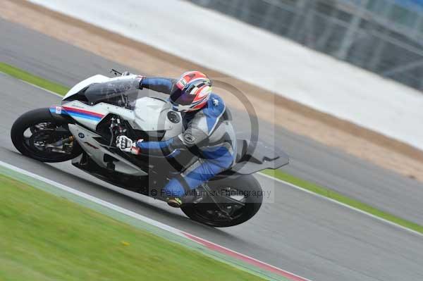 Motorcycle action photographs;Silverstone circuit;Silverstone photographs;Trackday digital images;event digital images;eventdigitalimages;no limits trackday;peter wileman photography;rockingham towcester northamptonshire;trackday;trackday photos