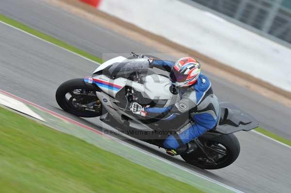 Motorcycle action photographs;Silverstone circuit;Silverstone photographs;Trackday digital images;event digital images;eventdigitalimages;no limits trackday;peter wileman photography;rockingham towcester northamptonshire;trackday;trackday photos