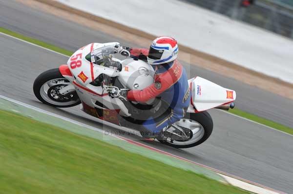 Motorcycle action photographs;Silverstone circuit;Silverstone photographs;Trackday digital images;event digital images;eventdigitalimages;no limits trackday;peter wileman photography;rockingham towcester northamptonshire;trackday;trackday photos