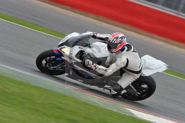 Motorcycle action photographs;Silverstone circuit;Silverstone photographs;Trackday digital images;event digital images;eventdigitalimages;no limits trackday;peter wileman photography;rockingham towcester northamptonshire;trackday;trackday photos