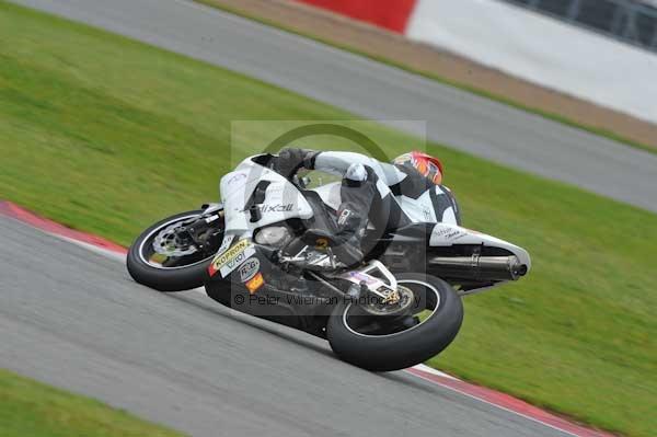 Motorcycle action photographs;Silverstone circuit;Silverstone photographs;Trackday digital images;event digital images;eventdigitalimages;no limits trackday;peter wileman photography;rockingham towcester northamptonshire;trackday;trackday photos