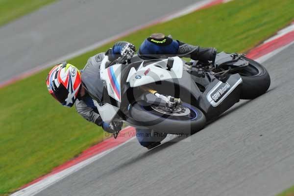 Motorcycle action photographs;Silverstone circuit;Silverstone photographs;Trackday digital images;event digital images;eventdigitalimages;no limits trackday;peter wileman photography;rockingham towcester northamptonshire;trackday;trackday photos