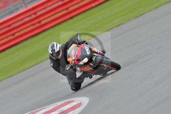 Motorcycle action photographs;Silverstone circuit;Silverstone photographs;Trackday digital images;event digital images;eventdigitalimages;no limits trackday;peter wileman photography;rockingham towcester northamptonshire;trackday;trackday photos