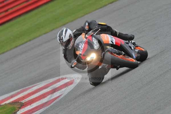 Motorcycle action photographs;Silverstone circuit;Silverstone photographs;Trackday digital images;event digital images;eventdigitalimages;no limits trackday;peter wileman photography;rockingham towcester northamptonshire;trackday;trackday photos