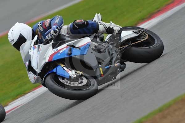 Motorcycle action photographs;Silverstone circuit;Silverstone photographs;Trackday digital images;event digital images;eventdigitalimages;no limits trackday;peter wileman photography;rockingham towcester northamptonshire;trackday;trackday photos