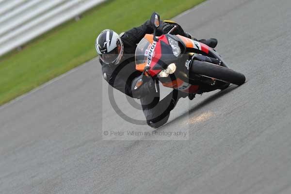 Motorcycle action photographs;Silverstone circuit;Silverstone photographs;Trackday digital images;event digital images;eventdigitalimages;no limits trackday;peter wileman photography;rockingham towcester northamptonshire;trackday;trackday photos