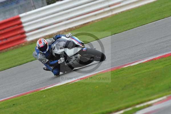 Motorcycle action photographs;Silverstone circuit;Silverstone photographs;Trackday digital images;event digital images;eventdigitalimages;no limits trackday;peter wileman photography;rockingham towcester northamptonshire;trackday;trackday photos