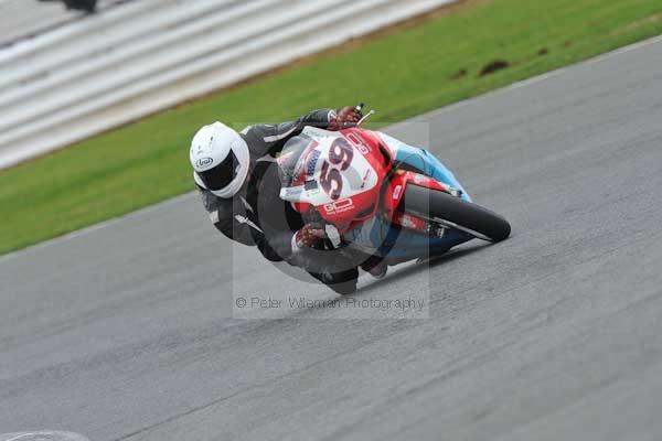 Motorcycle action photographs;Silverstone circuit;Silverstone photographs;Trackday digital images;event digital images;eventdigitalimages;no limits trackday;peter wileman photography;rockingham towcester northamptonshire;trackday;trackday photos