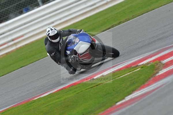 Motorcycle action photographs;Silverstone circuit;Silverstone photographs;Trackday digital images;event digital images;eventdigitalimages;no limits trackday;peter wileman photography;rockingham towcester northamptonshire;trackday;trackday photos