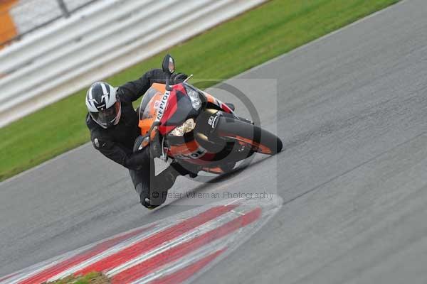 Motorcycle action photographs;Silverstone circuit;Silverstone photographs;Trackday digital images;event digital images;eventdigitalimages;no limits trackday;peter wileman photography;rockingham towcester northamptonshire;trackday;trackday photos