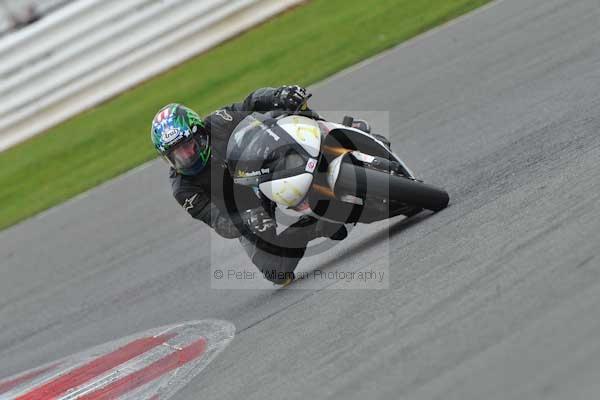 Motorcycle action photographs;Silverstone circuit;Silverstone photographs;Trackday digital images;event digital images;eventdigitalimages;no limits trackday;peter wileman photography;rockingham towcester northamptonshire;trackday;trackday photos