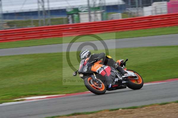 Motorcycle action photographs;Silverstone circuit;Silverstone photographs;Trackday digital images;event digital images;eventdigitalimages;no limits trackday;peter wileman photography;rockingham towcester northamptonshire;trackday;trackday photos