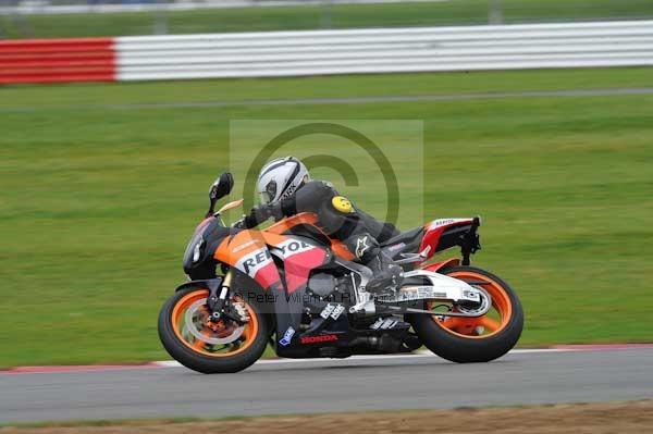 Motorcycle action photographs;Silverstone circuit;Silverstone photographs;Trackday digital images;event digital images;eventdigitalimages;no limits trackday;peter wileman photography;rockingham towcester northamptonshire;trackday;trackday photos