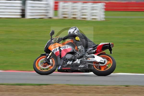 Motorcycle action photographs;Silverstone circuit;Silverstone photographs;Trackday digital images;event digital images;eventdigitalimages;no limits trackday;peter wileman photography;rockingham towcester northamptonshire;trackday;trackday photos