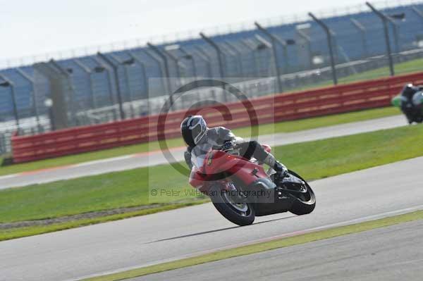 Motorcycle action photographs;Silverstone circuit;Silverstone photographs;Trackday digital images;event digital images;eventdigitalimages;no limits trackday;peter wileman photography;rockingham towcester northamptonshire;trackday;trackday photos