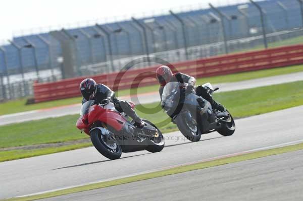 Motorcycle action photographs;Silverstone circuit;Silverstone photographs;Trackday digital images;event digital images;eventdigitalimages;no limits trackday;peter wileman photography;rockingham towcester northamptonshire;trackday;trackday photos