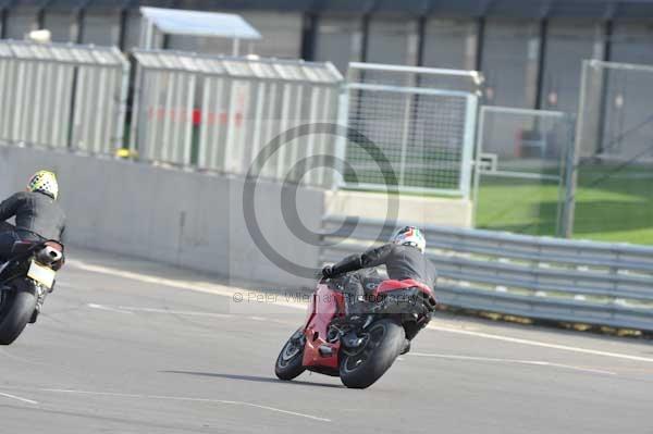 Motorcycle action photographs;Silverstone circuit;Silverstone photographs;Trackday digital images;event digital images;eventdigitalimages;no limits trackday;peter wileman photography;rockingham towcester northamptonshire;trackday;trackday photos