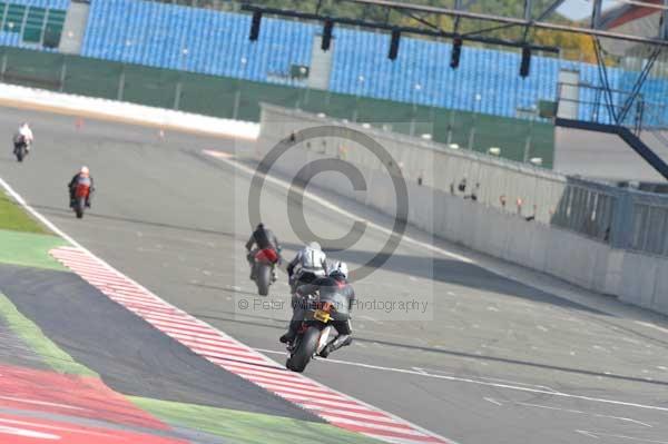 Motorcycle action photographs;Silverstone circuit;Silverstone photographs;Trackday digital images;event digital images;eventdigitalimages;no limits trackday;peter wileman photography;rockingham towcester northamptonshire;trackday;trackday photos