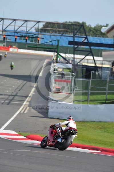 Motorcycle action photographs;Silverstone circuit;Silverstone photographs;Trackday digital images;event digital images;eventdigitalimages;no limits trackday;peter wileman photography;rockingham towcester northamptonshire;trackday;trackday photos