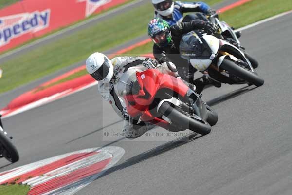 Motorcycle action photographs;Silverstone circuit;Silverstone photographs;Trackday digital images;event digital images;eventdigitalimages;no limits trackday;peter wileman photography;rockingham towcester northamptonshire;trackday;trackday photos