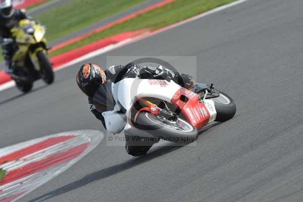 Motorcycle action photographs;Silverstone circuit;Silverstone photographs;Trackday digital images;event digital images;eventdigitalimages;no limits trackday;peter wileman photography;rockingham towcester northamptonshire;trackday;trackday photos