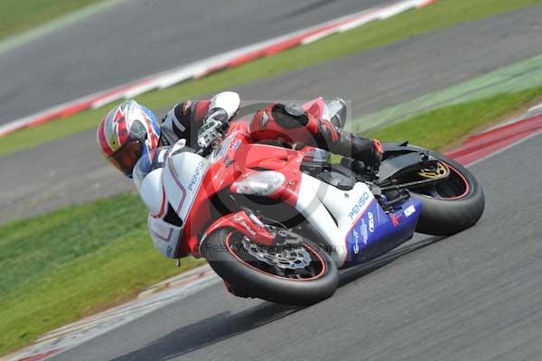 Motorcycle action photographs;Silverstone circuit;Silverstone photographs;Trackday digital images;event digital images;eventdigitalimages;no limits trackday;peter wileman photography;rockingham towcester northamptonshire;trackday;trackday photos