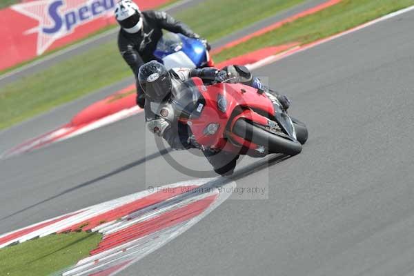 Motorcycle action photographs;Silverstone circuit;Silverstone photographs;Trackday digital images;event digital images;eventdigitalimages;no limits trackday;peter wileman photography;rockingham towcester northamptonshire;trackday;trackday photos