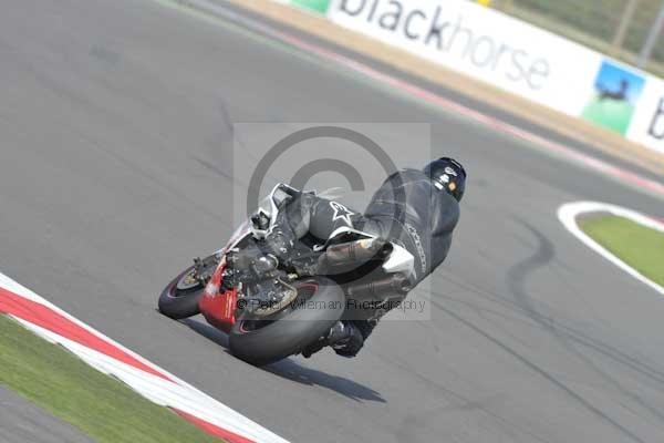 Motorcycle action photographs;Silverstone circuit;Silverstone photographs;Trackday digital images;event digital images;eventdigitalimages;no limits trackday;peter wileman photography;rockingham towcester northamptonshire;trackday;trackday photos