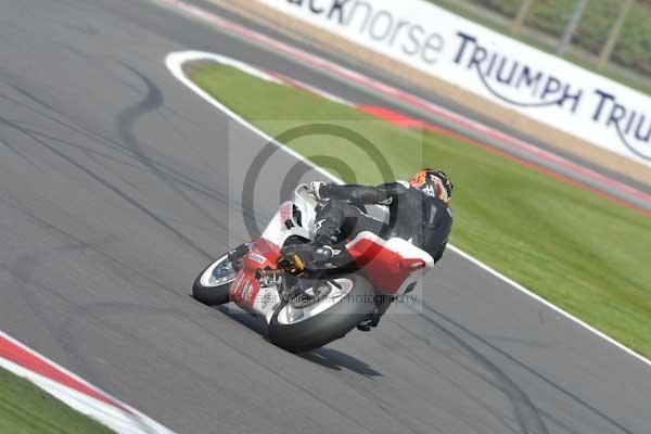 Motorcycle action photographs;Silverstone circuit;Silverstone photographs;Trackday digital images;event digital images;eventdigitalimages;no limits trackday;peter wileman photography;rockingham towcester northamptonshire;trackday;trackday photos