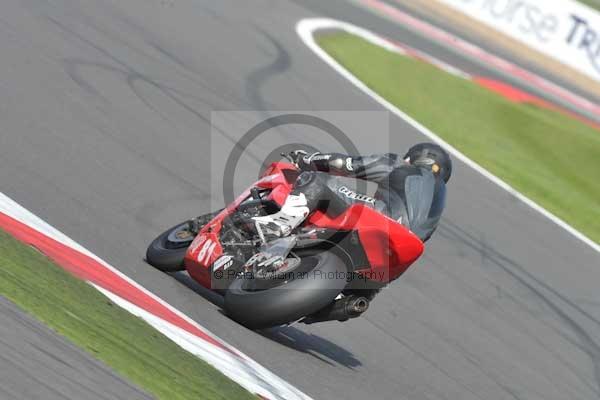 Motorcycle action photographs;Silverstone circuit;Silverstone photographs;Trackday digital images;event digital images;eventdigitalimages;no limits trackday;peter wileman photography;rockingham towcester northamptonshire;trackday;trackday photos