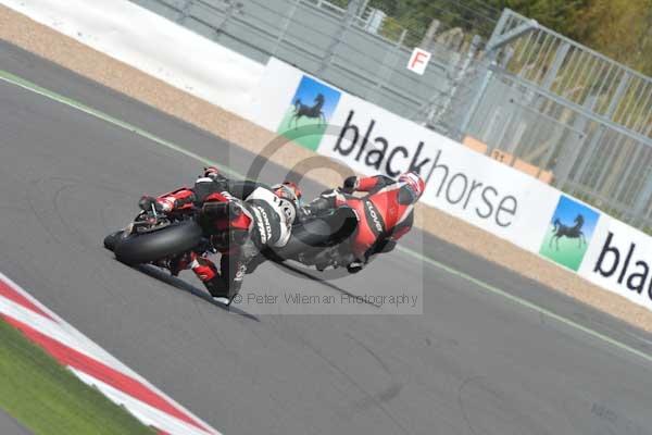 Motorcycle action photographs;Silverstone circuit;Silverstone photographs;Trackday digital images;event digital images;eventdigitalimages;no limits trackday;peter wileman photography;rockingham towcester northamptonshire;trackday;trackday photos