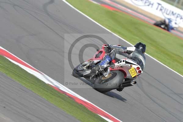 Motorcycle action photographs;Silverstone circuit;Silverstone photographs;Trackday digital images;event digital images;eventdigitalimages;no limits trackday;peter wileman photography;rockingham towcester northamptonshire;trackday;trackday photos