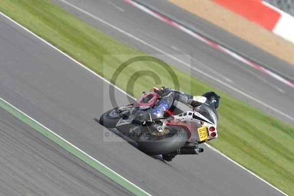 Motorcycle action photographs;Silverstone circuit;Silverstone photographs;Trackday digital images;event digital images;eventdigitalimages;no limits trackday;peter wileman photography;rockingham towcester northamptonshire;trackday;trackday photos