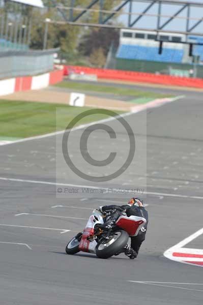 Motorcycle action photographs;Silverstone circuit;Silverstone photographs;Trackday digital images;event digital images;eventdigitalimages;no limits trackday;peter wileman photography;rockingham towcester northamptonshire;trackday;trackday photos