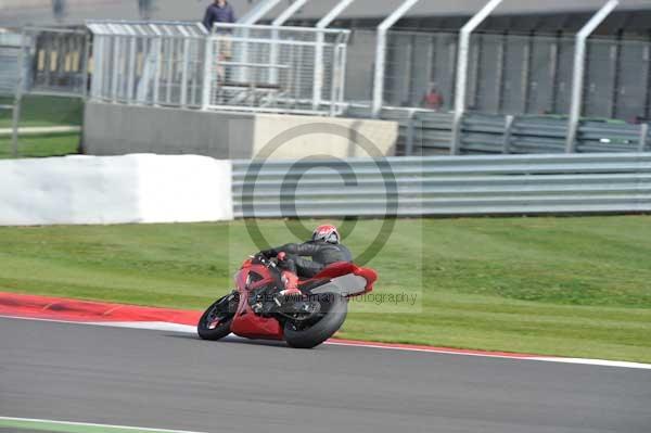 Motorcycle action photographs;Silverstone circuit;Silverstone photographs;Trackday digital images;event digital images;eventdigitalimages;no limits trackday;peter wileman photography;rockingham towcester northamptonshire;trackday;trackday photos