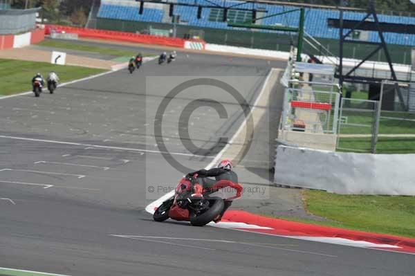 Motorcycle action photographs;Silverstone circuit;Silverstone photographs;Trackday digital images;event digital images;eventdigitalimages;no limits trackday;peter wileman photography;rockingham towcester northamptonshire;trackday;trackday photos