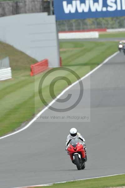 Motorcycle action photographs;Silverstone circuit;Silverstone photographs;Trackday digital images;event digital images;eventdigitalimages;no limits trackday;peter wileman photography;rockingham towcester northamptonshire;trackday;trackday photos