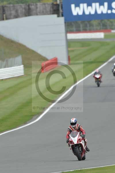 Motorcycle action photographs;Silverstone circuit;Silverstone photographs;Trackday digital images;event digital images;eventdigitalimages;no limits trackday;peter wileman photography;rockingham towcester northamptonshire;trackday;trackday photos