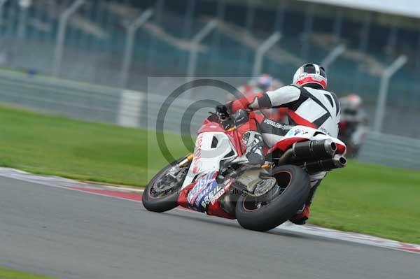 Motorcycle action photographs;Silverstone circuit;Silverstone photographs;Trackday digital images;event digital images;eventdigitalimages;no limits trackday;peter wileman photography;rockingham towcester northamptonshire;trackday;trackday photos