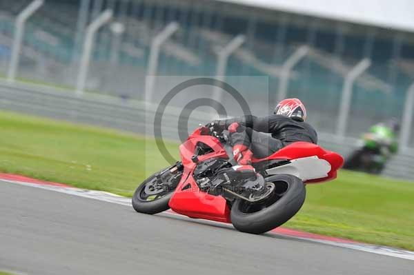 Motorcycle action photographs;Silverstone circuit;Silverstone photographs;Trackday digital images;event digital images;eventdigitalimages;no limits trackday;peter wileman photography;rockingham towcester northamptonshire;trackday;trackday photos