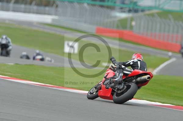 Motorcycle action photographs;Silverstone circuit;Silverstone photographs;Trackday digital images;event digital images;eventdigitalimages;no limits trackday;peter wileman photography;rockingham towcester northamptonshire;trackday;trackday photos