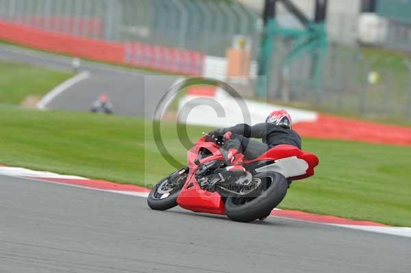 Motorcycle action photographs;Silverstone circuit;Silverstone photographs;Trackday digital images;event digital images;eventdigitalimages;no limits trackday;peter wileman photography;rockingham towcester northamptonshire;trackday;trackday photos