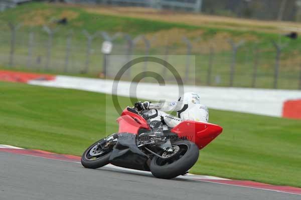 Motorcycle action photographs;Silverstone circuit;Silverstone photographs;Trackday digital images;event digital images;eventdigitalimages;no limits trackday;peter wileman photography;rockingham towcester northamptonshire;trackday;trackday photos