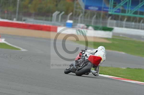 Motorcycle action photographs;Silverstone circuit;Silverstone photographs;Trackday digital images;event digital images;eventdigitalimages;no limits trackday;peter wileman photography;rockingham towcester northamptonshire;trackday;trackday photos