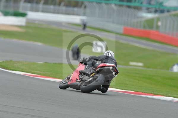 Motorcycle action photographs;Silverstone circuit;Silverstone photographs;Trackday digital images;event digital images;eventdigitalimages;no limits trackday;peter wileman photography;rockingham towcester northamptonshire;trackday;trackday photos