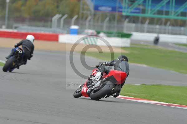 Motorcycle action photographs;Silverstone circuit;Silverstone photographs;Trackday digital images;event digital images;eventdigitalimages;no limits trackday;peter wileman photography;rockingham towcester northamptonshire;trackday;trackday photos