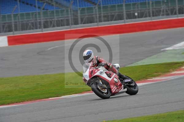 Motorcycle action photographs;Silverstone circuit;Silverstone photographs;Trackday digital images;event digital images;eventdigitalimages;no limits trackday;peter wileman photography;rockingham towcester northamptonshire;trackday;trackday photos