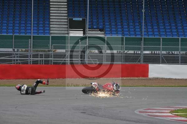 Motorcycle action photographs;Silverstone circuit;Silverstone photographs;Trackday digital images;event digital images;eventdigitalimages;no limits trackday;peter wileman photography;rockingham towcester northamptonshire;trackday;trackday photos